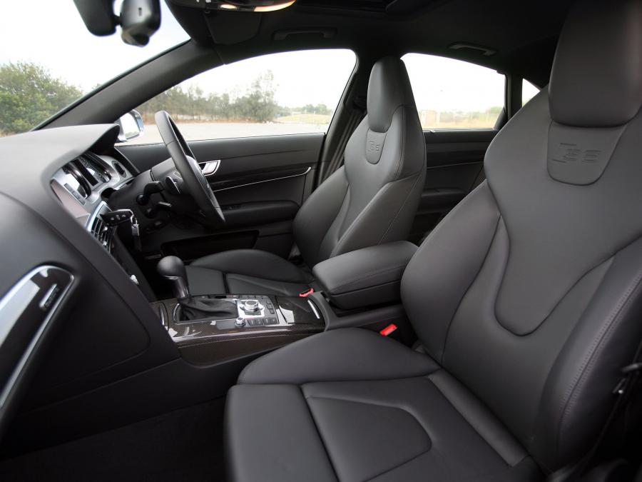 Интерьер Audi S6 Sedan (4F, C6) 2006 года  (AU) (фото 3 из 10)